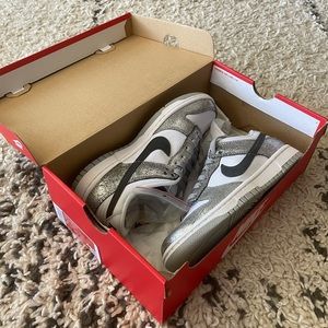 Nike Dunk Low Metallic Silver (W)